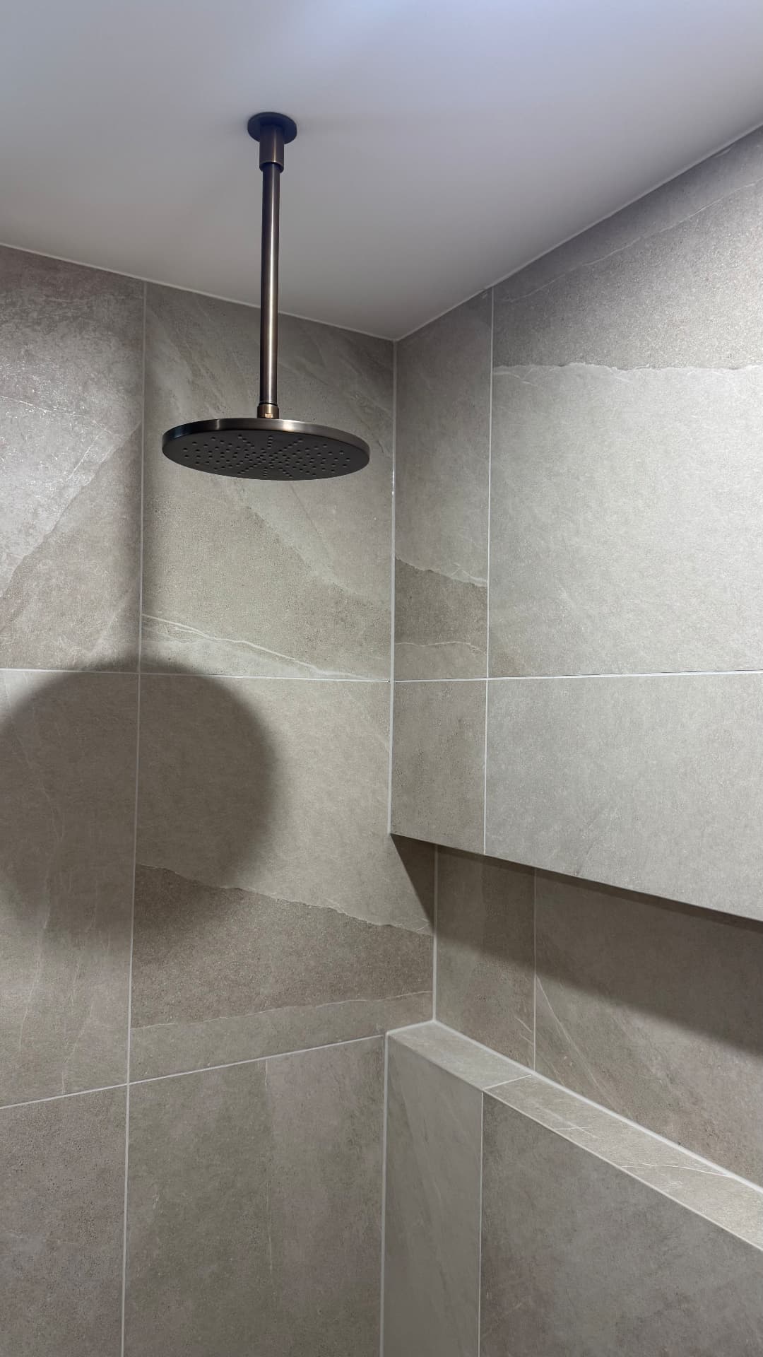 Shower with sealed tiled walls, niche and ceiling junctions