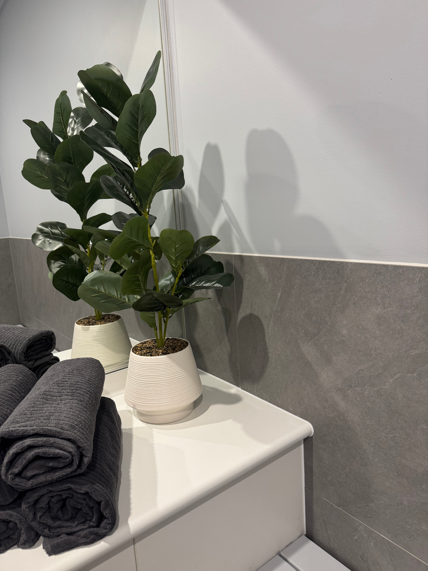 Sellado de baño en juntas de mueble, tocador y pared alicatada