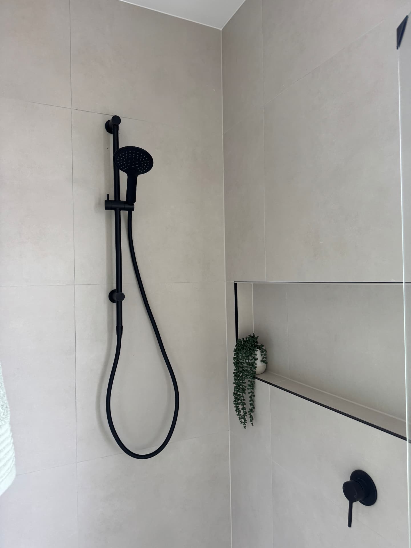 Shower with sealed niche shelf and tiled wall junctions