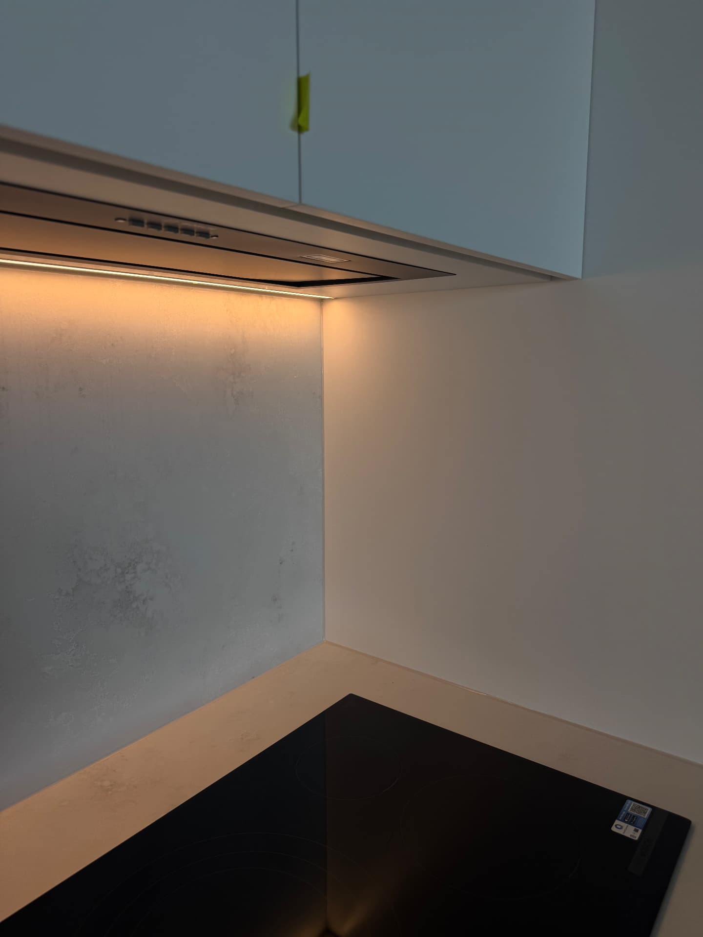 Kitchen splashback junctions sealed under rangehood