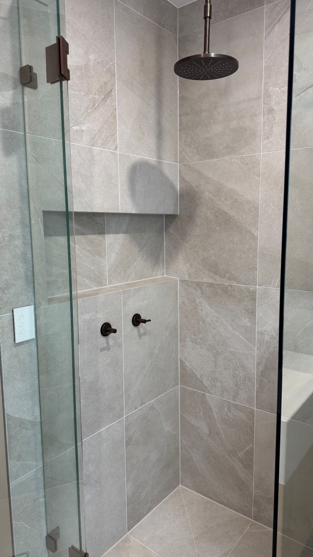 Shower with sealed tiled walls, niche and floor junctions